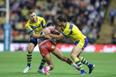 Leoparlar 'dan Umyla Hanley, Warrington Wolves' tan Marc Sneyd ve Warrington Wolves 'tan Toby King tarafından Betfred Süper Lig 20. Leigh Leoparları' na karşı Leigh Spor Köyü, Leigh, İngiltere 'deki Warrington Wolves maçında yenildi.,  