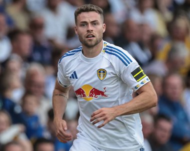 Leeds United takımından Gabriel Gudmundsson, Leeds United 'ın 2 Ağustos 202' de Elland Road, Leeds 'te oynadığı Leeds United-Villarreal maçında izlemektedir.