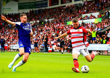 Doncaster Rovers takımından Glenn Middleton, İngiltere 'nin Doncaster şehrindeki Eco-Power Stadyumu' nda oynanan Sky Bet 1 karşılaşmasında topu geçti. 