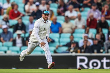 İngiltere 'den Ben Duckett 5. Rothesay Test Maçı 2. İngiltere - Hindistan maçı sırasında 1 Ağustos 20255' te The Kia Oval, Londra 'da topu kovalıyor.