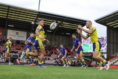 Warrington Wolves 'tan Matt Dufty ve Warrington Wolves' tan Joe Philbin maç öncesi ısınma turunda Betfred 20. Leigh Leopards 'a karşı Warrington Wolves Leigh, Leigh, İngiltere 