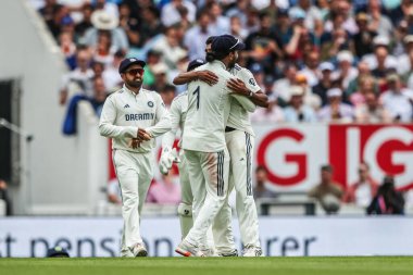 Hindistan 'dan Muhammed Siraj, 1 Ağustos 2025' te İngiltere 'nin başkenti Londra' da oynanan 5. Rothesay Test Maçı 'nda Joe Root' un kalesini kutluyor.