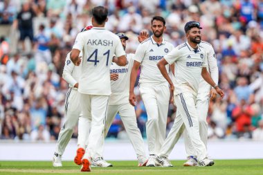 Hindistan 'dan Prasidh Krishna, 5. Rothesay Test Maçı' nda İngiltere 'nin Hindistan' a karşı 4. Kia Oval, Londra, İngiltere 'de 3 Ağustos 2025' te oynanan karşılaşmasında İngiltere 'den Joe Root' u kovmasının ardından takım arkadaşlarıyla kutluyor.