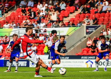 Doncaster Rovers takımından Luke Molyneux, Doncaster Exeter City maçında 2 Ağustos 2025 'te Eco-Power Stadyumu' nda oynanan Sky Bet 1 maçında 1-0 berabere kaldığı için penaltı aldı.