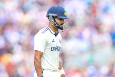 Hindistan 'ın Akash Deep takımı, 5. Rothesay Test Maçı' nın 3. Günü 'nde Hindistan' a karşı Kia Oval, Londra 'da 2 Ağustos 2025' te oynanan maçta görevden alınmasının ardından üzgün görünüyor.