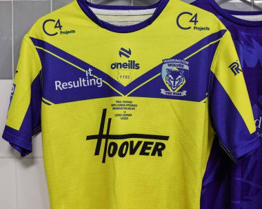 Warrington Wolves 'dan Paul Vaughan' ın maç tişörtü. Birleşik Krallık 'ın Leigh Spor Köyü' nde 20 Leigh Leopards - Warrington Wolves maçında kariyerinin 300. raunduna çıktı.
