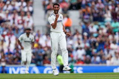 Hintli Prasidh Krishna, 5. Rothesay Test Maçı 'nda Ben Duckett' in görevden alınmasını kutluyor. 4. İngiltere Hindistan 'a karşı Kia Oval, Londra, İngiltere, 3 Ağustos 2025