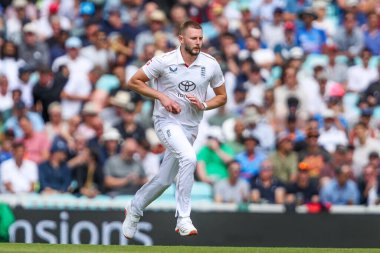İngiltere 'den Gus Atkinson 5. Rothesay Test Maçı' nda 3. İngiltere Hindistan 'a karşı 2 Ağustos 2025' te Londra, Kia Oval 'da bovling oynuyor.