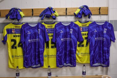 Warrington maçı ve soyunma odasında ısınma tişörtleri Betfred Süper Lig 20. Raundda Leigh Leopards 'a karşı Warrington Wolves Leigh Spor Köyü, Leigh, İngiltere