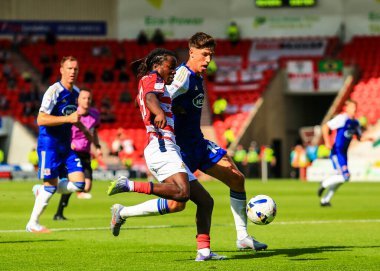 Doncaster Rovers takımından Damola Ajayi, 2 Ağustos 2025 'te İngiltere' nin Doncaster şehrindeki Eco-Power Stadyumu 'nda oynanan Sky Bet 1 karşılaşmasında pas verdi.