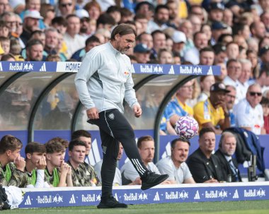 Leeds United 'ın Daniel Farke teknik direktörü, Leeds United ile Villarreal' in 2 Ağustos 2025 'te oynanan Elland Road, Leeds, İngiltere maçında topu kontrol ediyor.