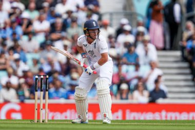 İngiltere 'den Ollie Pope, 4. Rothesay Deneme Maçı' nda Hindistan 'a karşı Kia Oval, Londra, İngiltere' de 3 Ağustos 2025 'te vuruş yaptı.