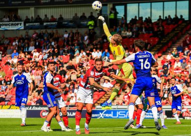 Joe Whitworth Exeter City kalecisi, 2 Ağustos 2025 'te Eco-Power Stadyumu, Doncaster, İngiltere' de oynanan Gök İddia Ligi 1 maçında Doncaster Rovers 'a karşı Exeter City maçında topa vuruyor.