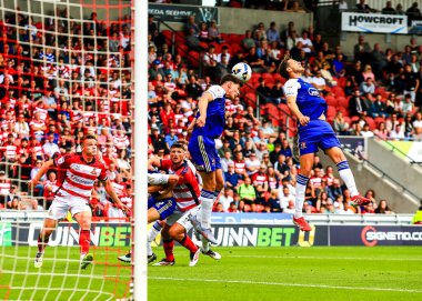 Exeter City 'den Sil Swinkels, 2 Ağustos 2025' te Eco-Power Stadyumu 'nda oynanan Sky Bet 1 karşılaşmasında topu açık farkla önde götürüyor.