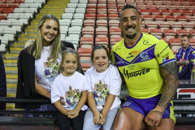 Warrington Wolves 'dan Paul Vaughan ailesi ile birlikte Betfred Süper Lig 20. Leigh Leopards' a karşı Leigh Spor Köyü, Leigh, İngiltere 'de oynanan Leigh Leigh Leopards maçında oynadığı 300. kariyer maçı için tişört giyiyor.
