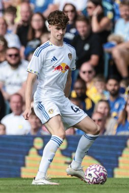 Leeds United takımından Harry Gray, 2 Ağustos 202 'de Leeds Road, Leeds, İngiltere' de oynanan Leeds United-Villarreal maçında topu aldı.