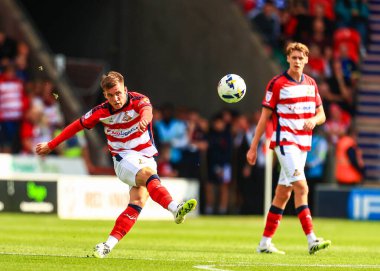 Doncaster Rovers takımından George Broadbent, 2 Ağustos 2025 'te İngiltere' nin Doncaster şehrindeki Eco-Power Stadyumu 'nda oynanan Gök İddia Ligi 1 karşılaşmasında pas verdi.