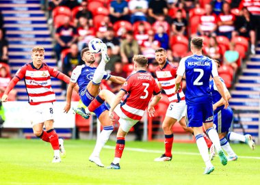 Exeter City 'den Reece Cole, 2 Ağustos 2025' te Eco-Power Stadyumu 'nda oynanan Sky Bet 1 karşılaşmasında topu kontrol ediyor.