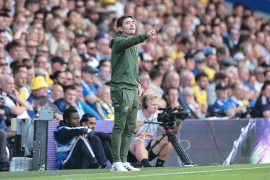 Marcelino Garcia Toral, 2 Ağustos 2025 'te Leeds Road, Leeds, İngiltere' de oynanan sezon öncesi dostluk maçı sırasında teknik alanda teknik direktör olarak tepki gösterdi.