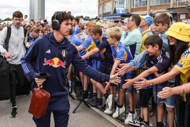 Leeds United 'dan Brenden Aaronson, Leeds taraftarları tarafından 2 Ağustos 2025' te Elland Road, Leeds, İngiltere 'de oynanan Leeds United-Villarreal maçında karşılandı.