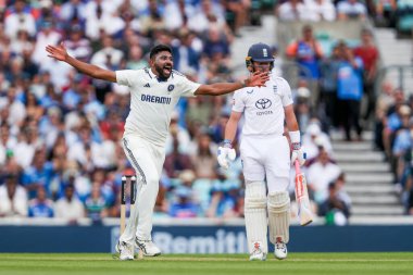 Hintli Mohammed Siraj, 5. Rothesay Test Maçı 'nda İngiltere' nin Hindistan 'a karşı 4. Kia Oval, Londra, 3 Ağustos 2025' te İngiltere 'den Ollie Pope' un görevden alınmasını kutluyor.