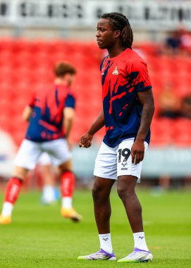 Doncaster Rovers takımından Damola Ajayi, Sky Bet League 1 karşılaşmasında Eco-Power Stadyumu, Doncaster 'da Doncaster Rovers' a karşı Exeter City maçında ısınma turunda 