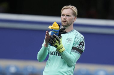 Brentford 'lu Caoimhn Kelleher, Queens Park Rangers' ın Brentford 'a karşı oynadığı 2 Ağustos 2025' teki Kiyan Prince Foundation Stadyumu maçından sonra