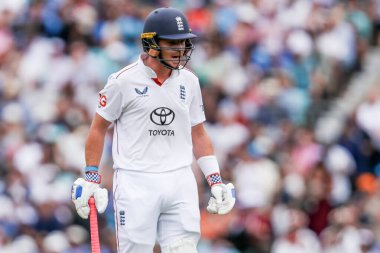 İngiltere 'nin Ollie Pope' u, 4. Rothesay Test Maçı 'nda kovulmasının ardından üzgün görünüyor. 4. İngiltere, 3 Ağustos 2025' te Kia Oval, Londra 'da Hindistan' a karşı.