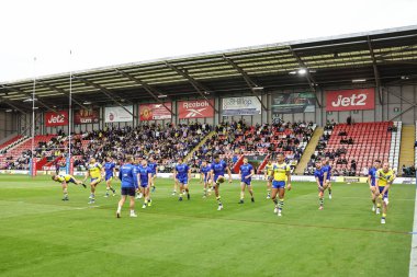 Warrington maç öncesi ısınma turunda 20 Leigh Leopards - Warrington Wolves maçında Leigh Spor Köyü, Leigh, İngiltere, 