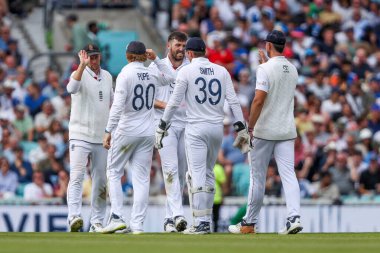 İngiltere 'den Jamie Overton, 5. Rothesay Test Maçı' nda Hindistan 'ın Dhruv Jurel' e karşı Hindistan 'ın 2 Ağustos 202' de Kia Oval, Londra 'da Hindistan' a açtığı davayı takım arkadaşlarıyla kutluyor.