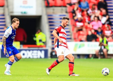 Doncaster Rovers takımından Matty Pearson, 2 Ağustos 2025 'te İngiltere' nin Doncaster şehrindeki Eco-Power Stadyumu 'nda oynanan Gök İddia Ligi 1 karşılaşmasında pas verdi.