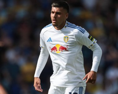 Leeds United takımından Jol Piroe, Leeds United 'ın 2 Ağustos 2025' te Elland Road, Leeds, Birleşik Krallık 'ta oynadığı Leeds United-Villarreal maçında izlemektedir.