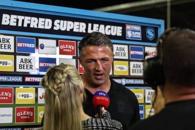 Sam Burgess Warrington Wolves 'un baş antrenörü Jenna Brooks ile oynadığı maç sonrası yapılan Betfred 20. Leigh Leopards - Warrington Wolves maçında Leigh Spor Köyü, Leigh, İngiltere