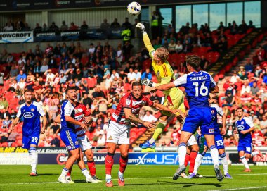 Joe Whitworth Exeter City kalecisi, 2 Ağustos 2025 'te Eco-Power Stadyumu, Doncaster, İngiltere' de oynanan Gök İddia Ligi 1 maçında Doncaster Rovers 'a karşı Exeter City maçında topa vuruyor.