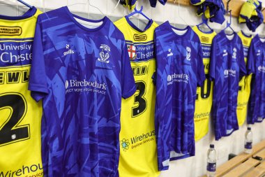 Warrington maçı ve soyunma odasında ısınma tişörtleri Betfred Süper Lig 20. Raundda Leigh Leopards 'a karşı Warrington Wolves Leigh Spor Köyü, Leigh, İngiltere