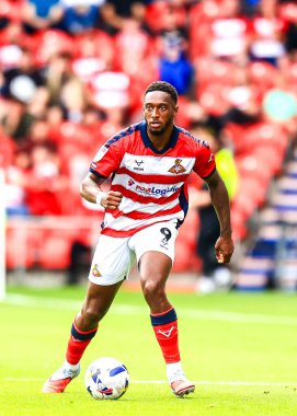 Doncaster Rovers takımından Brandon Hanlan, 2 Ağustos 2025 'te Eco-Power Stadyumu, Doncaster, İngiltere' de oynanan Doncaster Rovers - Exeter City maçında topla birlikte ilerliyor.