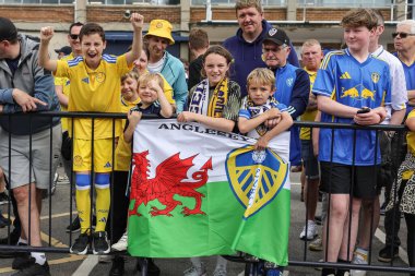 Leeds taraftarları Leeds United ve Villarreal 'in 2 Ağustos 2025' teki Elland Road, Leeds, İngiltere maçında takım koçu için yemek yiyorlar.