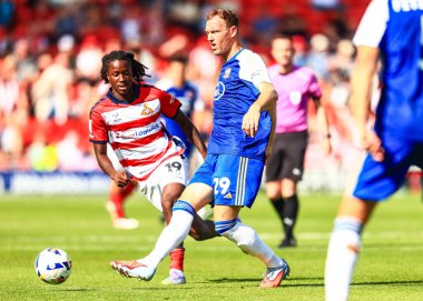 Exeter City 'den Kevin McDonald, Doncaster Rovers' ın Exeter City 'e karşı oynadığı 2 Ağustos 2025' te oynanan Sky Bet 1 karşılaşmasında pas verdi.