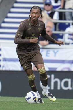 Josh Stephenson sezon öncesi hazırlık maçı sırasında Queens Park Rangers, Brentford 'a karşı Kiyan Prince Vakfı Stadyumu, Londra, 2 Ağustos 2025