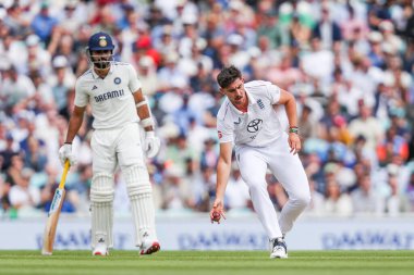 İngiltere 'den Josh Dil, 5. Rothesay Test Maçı 3. Gün' de Hindistan 'a karşı Kia Oval, Londra, İngiltere' de 2 Ağustos 2025 'te bovling oynuyor.