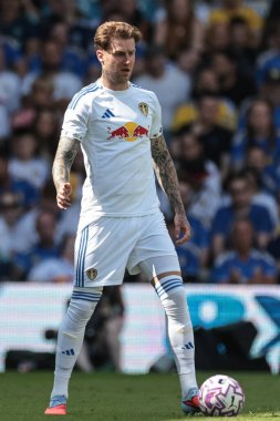 Leeds United takımından Joe Rodon, 2 Ağustos 202 'de Leeds Road, Leeds, İngiltere' de oynanan Leeds United-Villarreal maçında topu aldı.