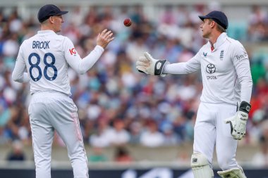 İngiltere 'den Harry Brook ve Jamie Smith 5. Rothesay Test Maçı' nda 3. İngiltere Hindistan 'a karşı Kia Oval, Londra, İngiltere, 2 Ağustos 2025