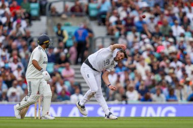 İngiltere 'den Jamie Overton, 5. Rothesay Test Maçı' nda Hindistan 'a karşı 3. Kia Oval, Londra, İngiltere' de 2 Ağustos 2025