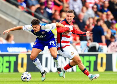 Exeter City 'den Sonny Cox, Doncaster Rovers takımından Luke Molyneux' u 2 Ağustos 2025 'te Eco-Power Stadyumu' nda Doncaster Rovers 'a karşı Exeter City maçında durdurdu.