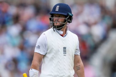 İngiltere 'den Ben Duckett, 4. Rothesay Test Maçı' nda işten çıkarılmasının ardından üzgün görünüyor. İngiltere, 3 Ağustos 2025 'te Kia Oval, Londra' da Hindistan 'a karşı.