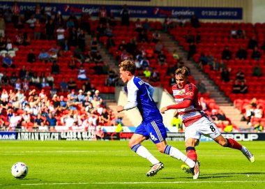 Doncaster Rovers 'dan Jay McGrath, Exeter City' den Ethan Brierley 'e, Doncaster - Exeter City maçında baskı yapıyor.