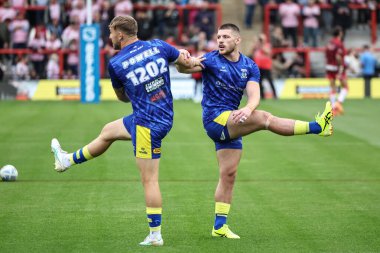 Warrington Wolves 'tan Sam Powell ve Warrington Wolves' tan Danny Walker maç öncesi ısınma turunda Betfred 20. Leigh Leopards 'a karşı Warrington Wolves Leigh Spor Köyü, Leigh, Birleşik Krallık 