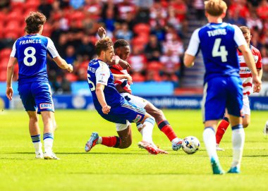 Exeter City 'den Jack Fitzwater, Doncaster Rovers takımının oyuncusu Brandon Hanlan ile Doncaster-Power Stadyumu, Doncaster, İngiltere' de oynanan 1. 
