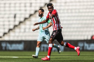 Sunderland 'dan Simon Adingra, 2 Ağustos 202' de Sunderland-Real Betis 'e karşı Stadium Of Light, Sunderland, Birleşik Krallık' ta oynanan sezon öncesi dostluk maçı sırasında