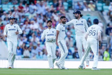 Hindistan 'dan Muhammed Siraj, 5. Rothesay Test Maçı' nda İngiltere 'den Zak Crawley' i kovmasının ardından, 2 Ağustos 2025 'te Kia Oval, Londra, İngiltere' de Hindistan 'a karşı Hindistan' da takım arkadaşlarıyla kutlama yapıyor.